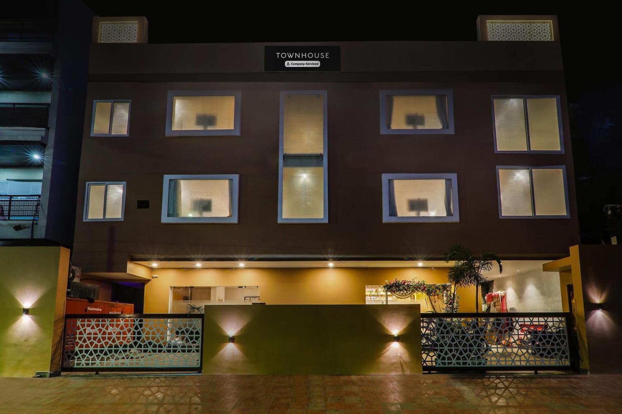 Super Townhouse Viraj Khand Formerly Veridian Inn Chinhat Zewnętrze zdjęcie